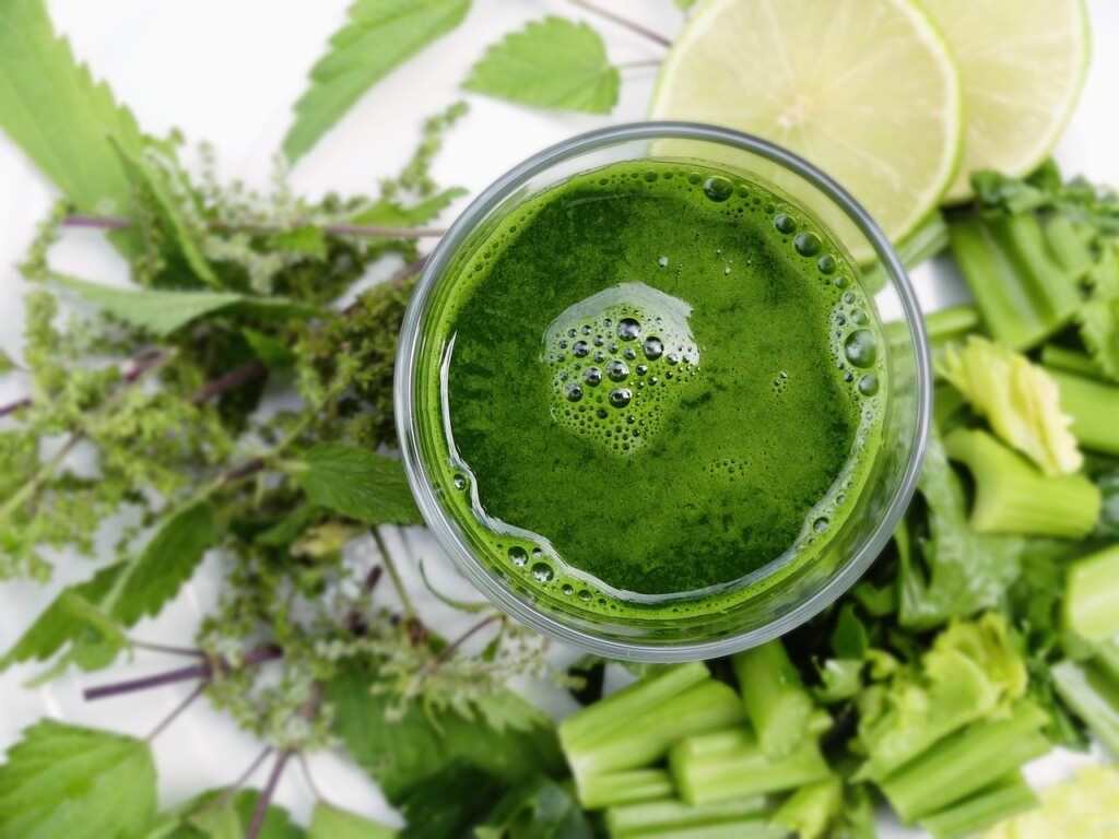 Image of green smoothie with ingredients.