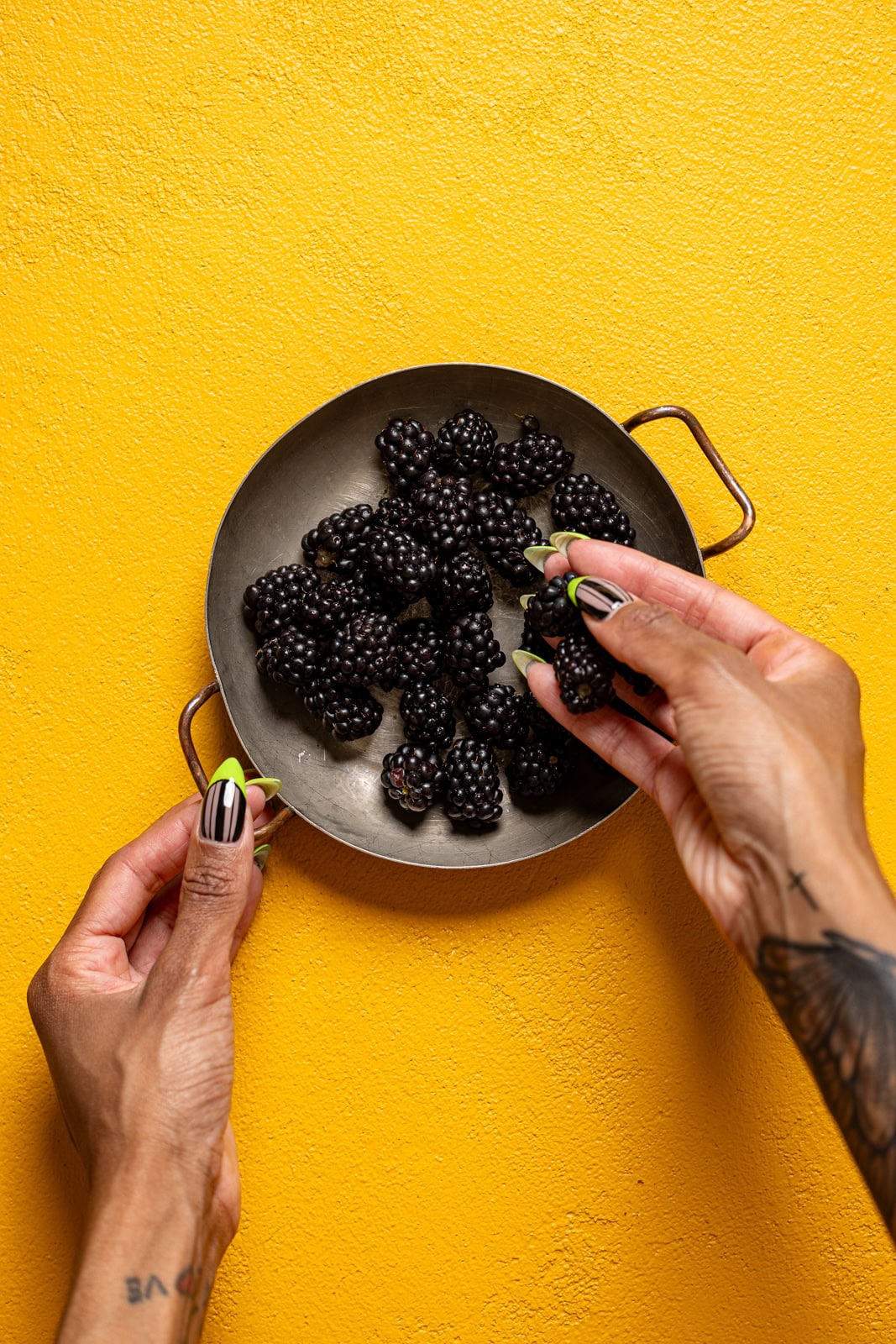 Blackberries being held in a bowl.